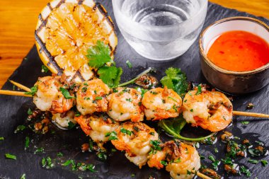 kızarmış karides şiş sos ve limon ile üzerinde
