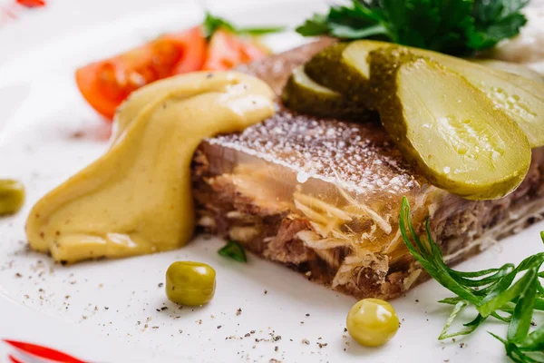Geléad gris- och nötkött med dill och persilja på plattan — Stockfoto