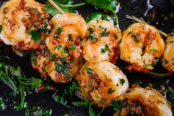 Roasted shrimps on skewers with sauce and lemon — Stock Photo, Image