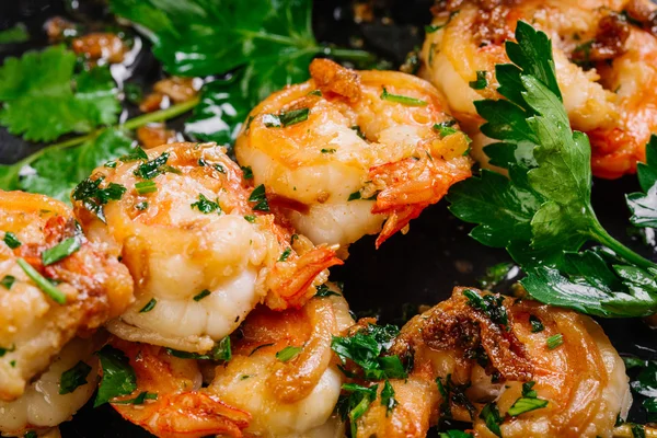 Roasted shrimps on skewers with sauce and lemon — Stock Photo, Image