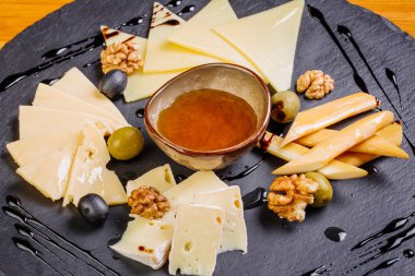 Peynir tabağı, aperatifler ve bal