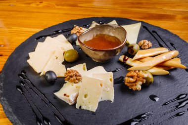 Peynir tabağı, aperatifler ve bal, yatay