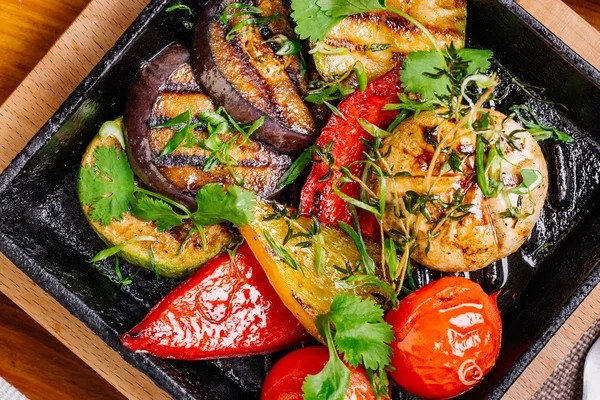 Verduras a la parrilla en una sartén primer plano parrilla . —  Fotos de Stock