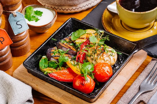 Verduras a la parrilla en una sartén primer plano parrilla . — Foto de Stock