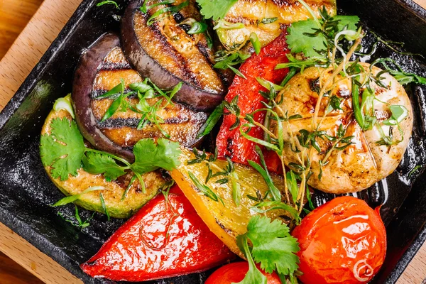 Verduras a la parrilla en una sartén primer plano parrilla . —  Fotos de Stock