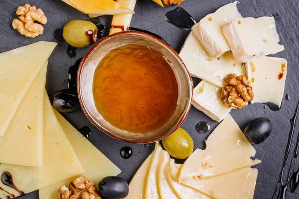 Piatto di formaggio, snack e miele — Foto Stock