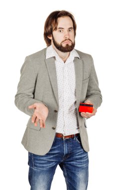 Kredi kartı tutan adam. 