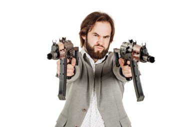 bir makineli tüfek tutan adam