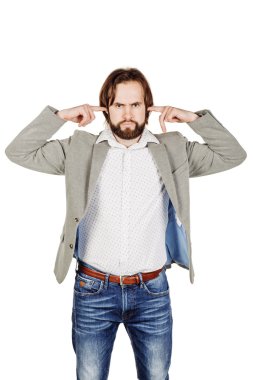 kulakları eliyle kapsayan erkek. 