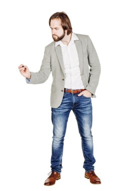 cam tahta üzerinde bir şey yazıyor adam  