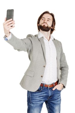 selfie gülümseyen alarak sakallı genç iş adamı.  