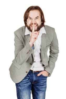 Adam susma hareketi yapıyor. 