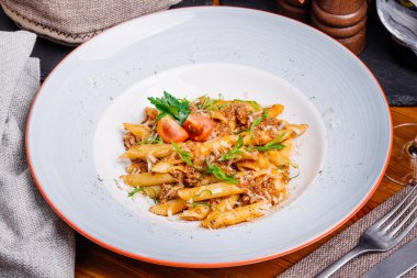 makarna nautically kıyılmış etli ahşap masa