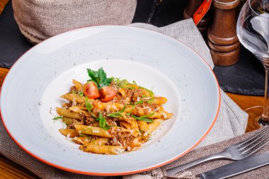 makarna nautically kıyılmış etli ahşap masa