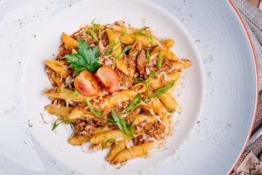 makarna nautically kıyılmış etli ahşap masa