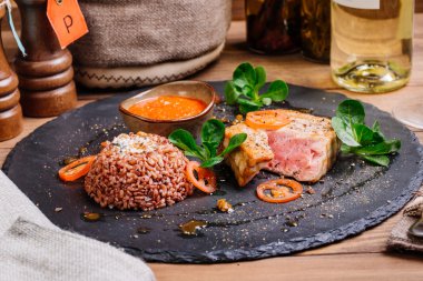 Orkinos biftek ızgara ve pilav ile servis edilir 