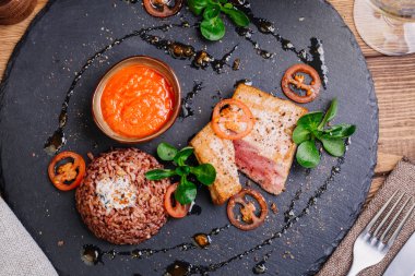 Orkinos biftek ızgara ve pilav ile servis edilir 