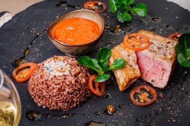 Orkinos biftek ızgara ve pilav ile servis edilir 