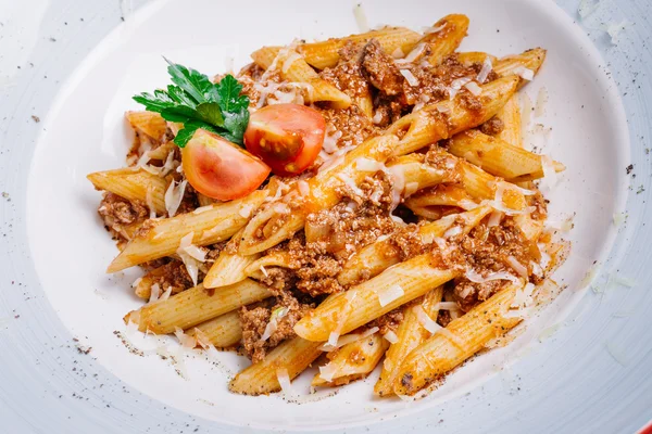 makarna nautically kıyılmış etli ahşap masa