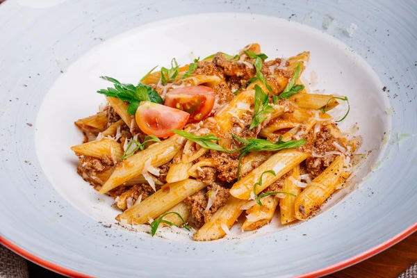 makarna nautically kıyılmış etli ahşap masa