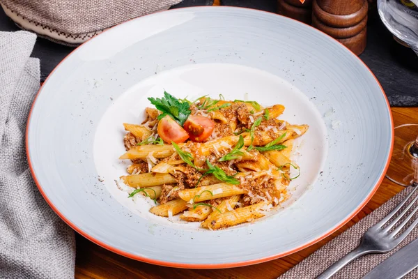 makarna nautically kıyılmış etli ahşap masa