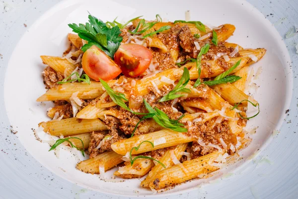 makarna nautically kıyılmış etli ahşap masa