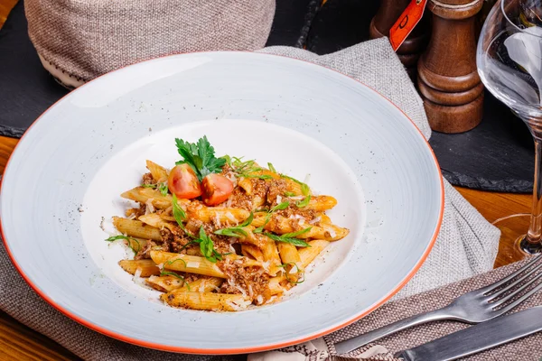 makarna nautically kıyılmış etli ahşap masa