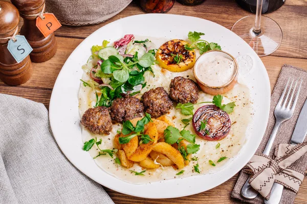 Plate of arabic kebab meat with grilled vegetables — Stock Photo, Image