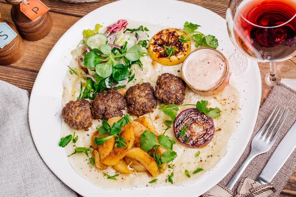 Placa de carne de kebab árabe con verduras a la parrilla — Foto de Stock