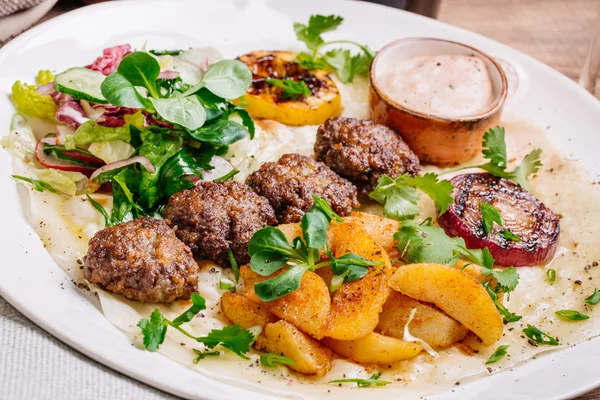 Plate of arabic kebab meat with grilled vegetables — Stock Photo, Image