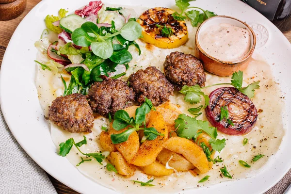 Deska z arabský kebab maso s grilovanou zeleninou — Stock fotografie