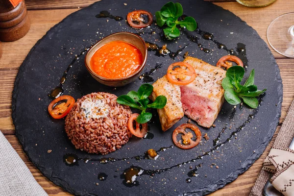 Filete de atún a la parrilla y servido con arroz —  Fotos de Stock