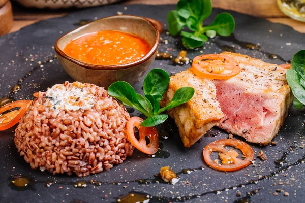 Bife de atum grelhado e servido com arroz — Fotografia de Stock