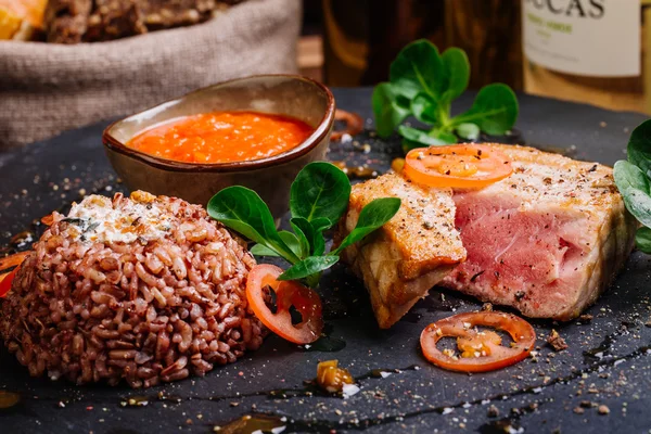 Filete de atún a la parrilla y servido con arroz —  Fotos de Stock