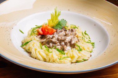 Sığır straganof patates püresi ile.