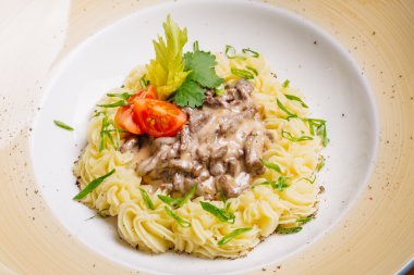 Sığır straganof patates püresi ile.