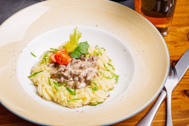 Sığır straganof patates püresi ile.