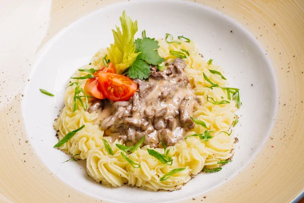 Sığır straganof patates püresi ile.