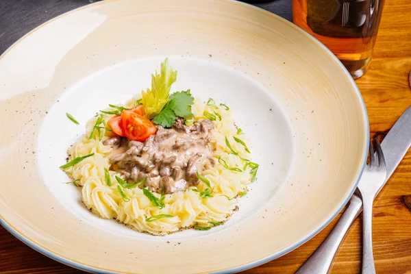 Sığır straganof patates püresi ile.