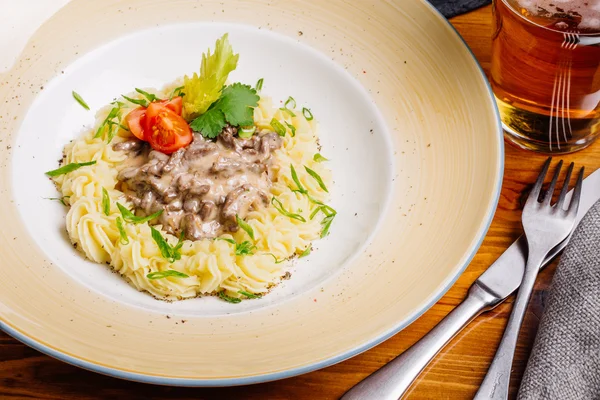 Sığır straganof patates püresi ile.