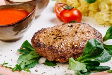 kıyılmış kuzu pirzolası haşlanmış patates ve sos ile