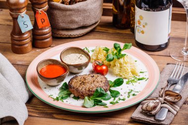 kıyılmış kuzu pirzolası haşlanmış patates ve sos ile