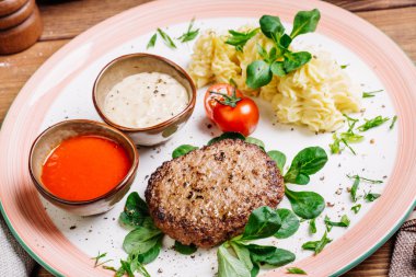 kıyılmış kuzu pirzolası haşlanmış patates ve sos ile