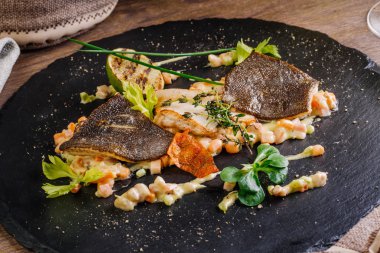 pişmiş yaldızlı pisibalığı fileto sebze ve sos yakın çekim 