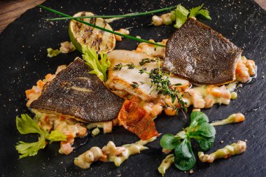 sebze ve sos yakın çekim bir bla ile pişmiş yaldızlı pisibalığı fileto