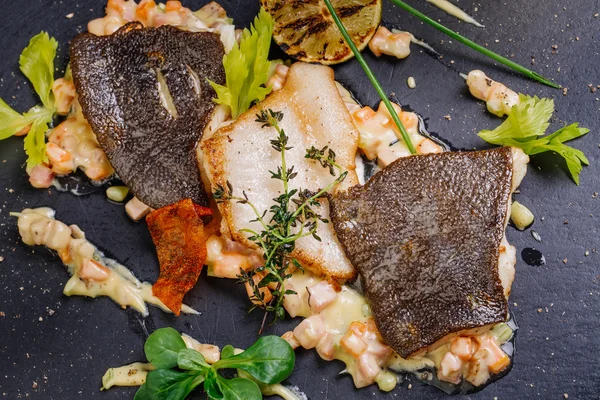 Filete de solla al horno con verduras y salsa de cerca —  Fotos de Stock