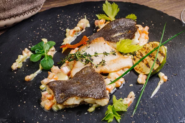 Sült lepényhal filé zöldséges mártással közelről — Stock Fotó