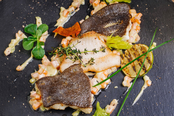 филе из выпечки с овощами и соусом крупным планом
