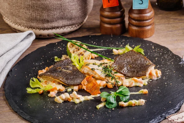 Baked plaice  fillet with vegetables and sauce close-up — Stock Photo, Image