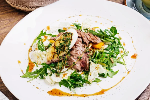 Ensalada de ternera en plato blanco — Foto de Stock